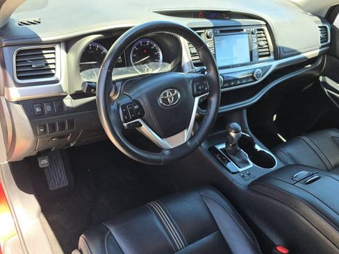 Used 2017 Toyota Highlander SE w/ Carpet Mat Package FWD image 20