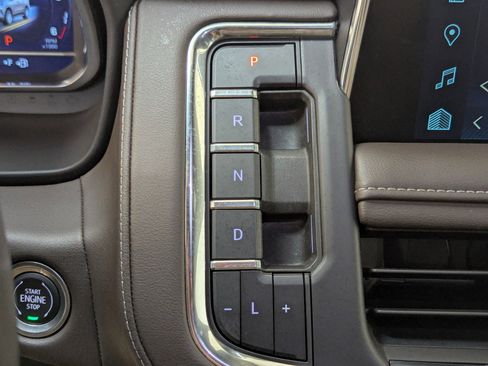 Used 2024 Chevrolet Suburban LT image 18