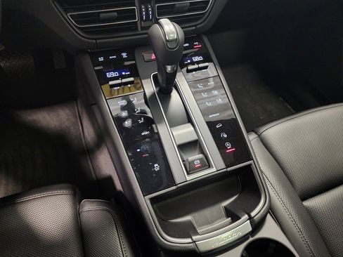 Used 2025 Porsche Macan image 11