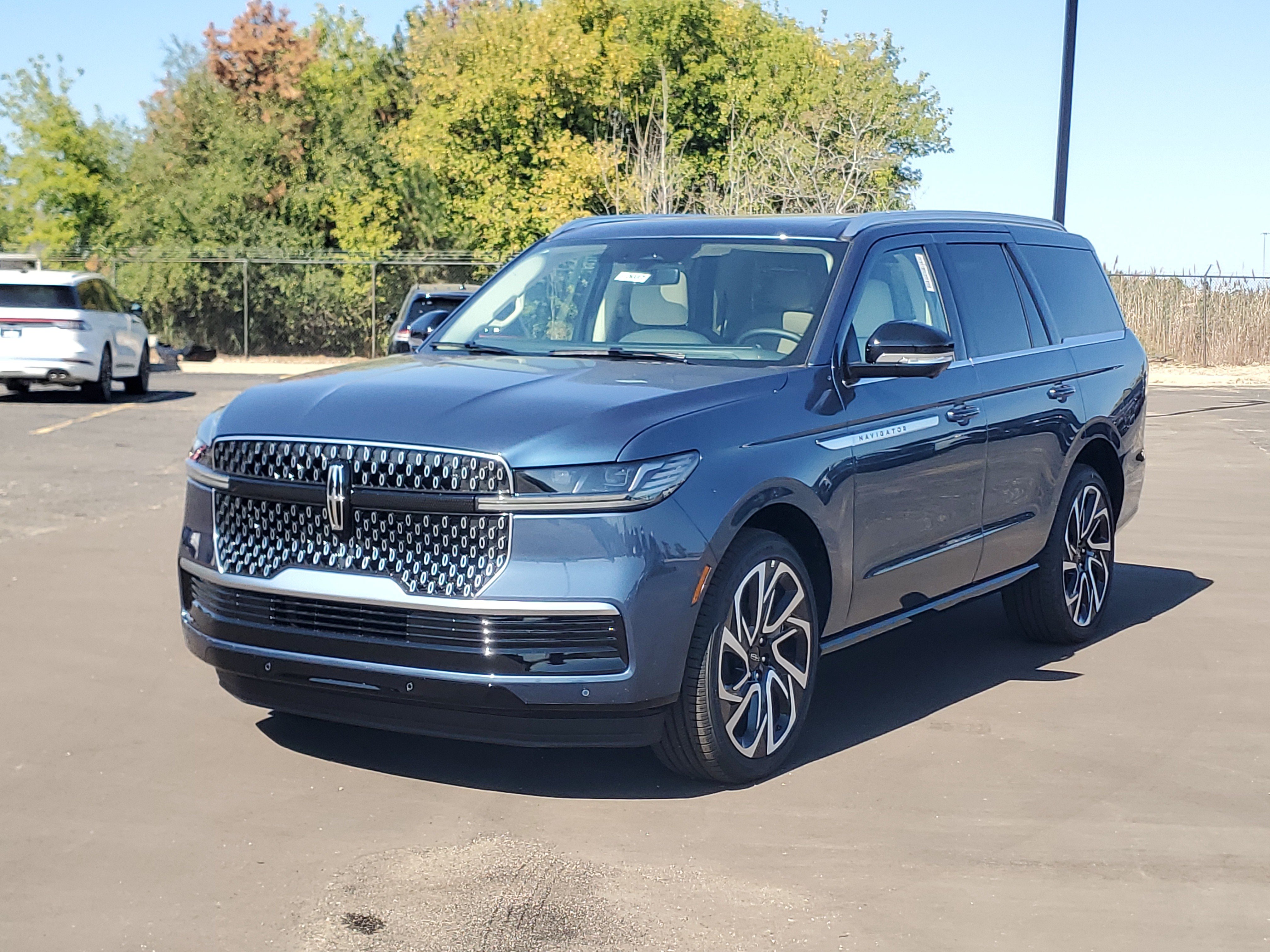 New 2027 Lincoln Navigator Reserve AWD/4WD image 2