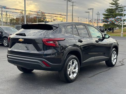 Used 2025 Chevrolet Trax LS w/ LS Convenience Package image 5