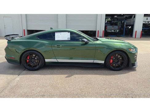 Used 2022 Ford Mustang Shelby GT500 w/ Technology Package RWD image 9