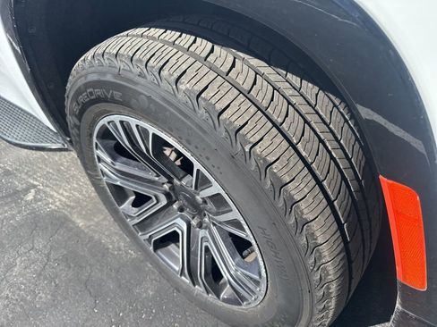 Certified 2024 Jeep Wagoneer L Series II w/ Flexible Seating Group image 2