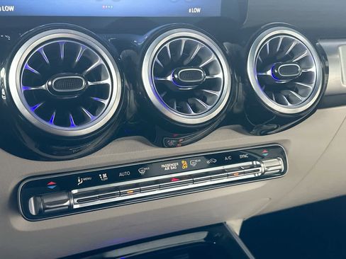 Used 2025 Mercedes-Benz GLB 250 4MATIC w/ Exclusive Package image 20