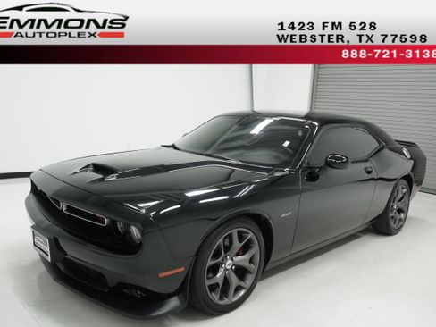 Used 2019 Dodge Challenger R/T RWD image 1