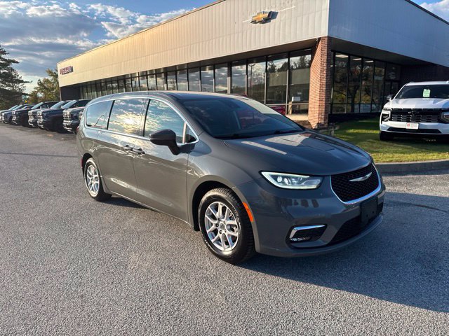 Used 2023 Chrysler Pacifica Touring-L FWD image 2
