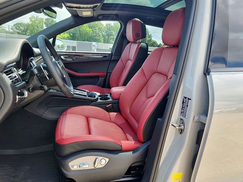 New 2026 Porsche Macan image 5