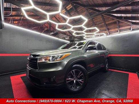 Used 2016 Toyota Highlander XLE FWD image 2