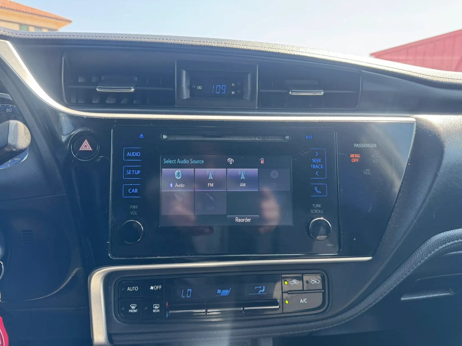 Used 2017 Toyota Corolla SE w/ Carpet Mat Package (TMS) FWD image 29
