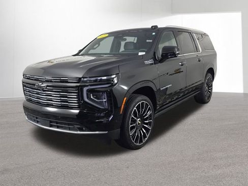 Used 2025 Chevrolet Suburban High Country AWD/4WD image 12