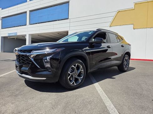Used 2024 Chevrolet Trax LT w/ Driver Confidence Package FWD image 2