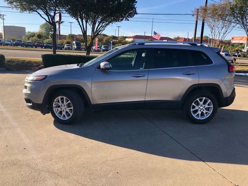 Used 2017 Jeep Cherokee Latitude w/ Safety/Convenience Group image 2