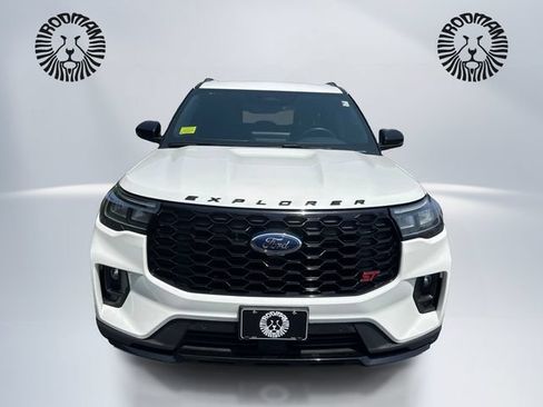 Used 2025 Ford Explorer ST AWD/4WD image 2