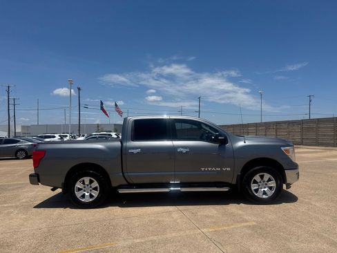 Used 2018 Nissan Titan SV w/ SV Convenience Package RWD image 24