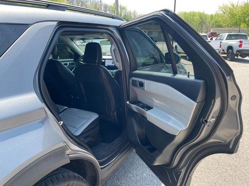 Used 2021 Ford Explorer XLT w/ Equipment Group 202A AWD/4WD image 25