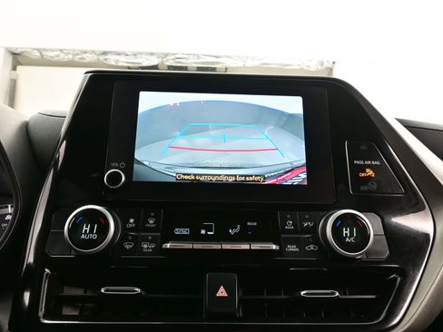 Used 2024 Toyota Highlander LE image 19