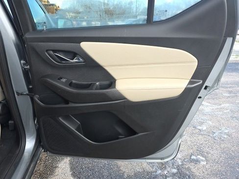 Used 2023 Chevrolet Traverse LS image 11