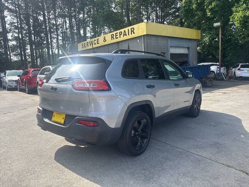 Used 2021 Jeep Grand Cherokee Laredo RWD image 6