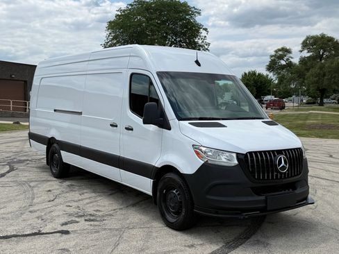 Used 2021 Mercedes-Benz Sprinter 2500 image 1