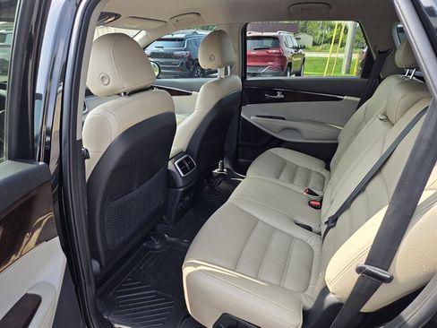 Used 2018 Kia Sorento FWD image 11