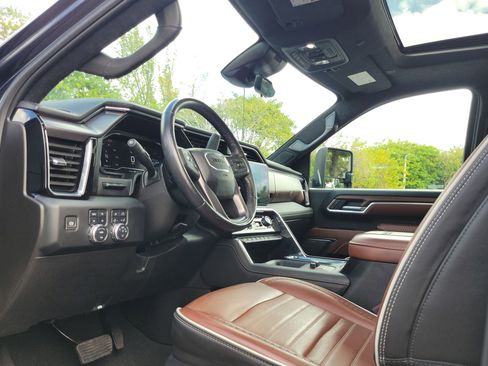 Used 2024 GMC Sierra 3500 Denali Ultimate image 9