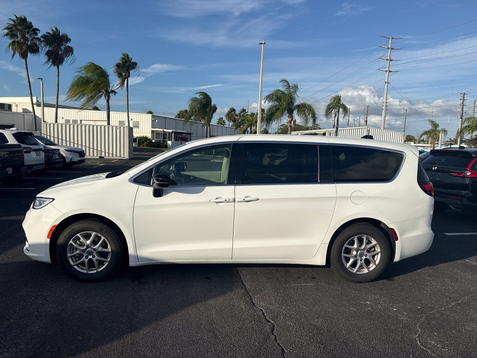 Used 2024 Chrysler Pacifica Touring-L FWD image 4