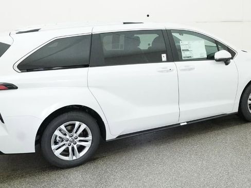 New 2026 Toyota Sienna Limited FWD image 10