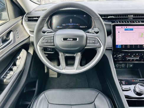 Used 2023 Jeep Grand Cherokee L Limited w/ Luxury Tech Group II image 18