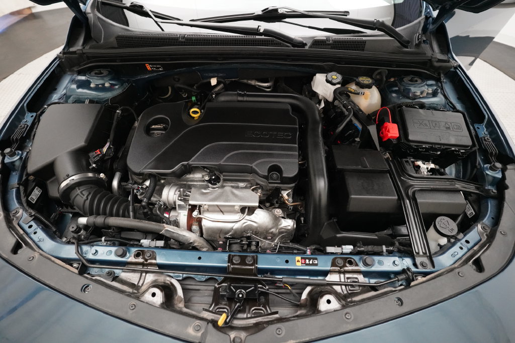 Used 2025 Chevrolet Malibu LT FWD image 3
