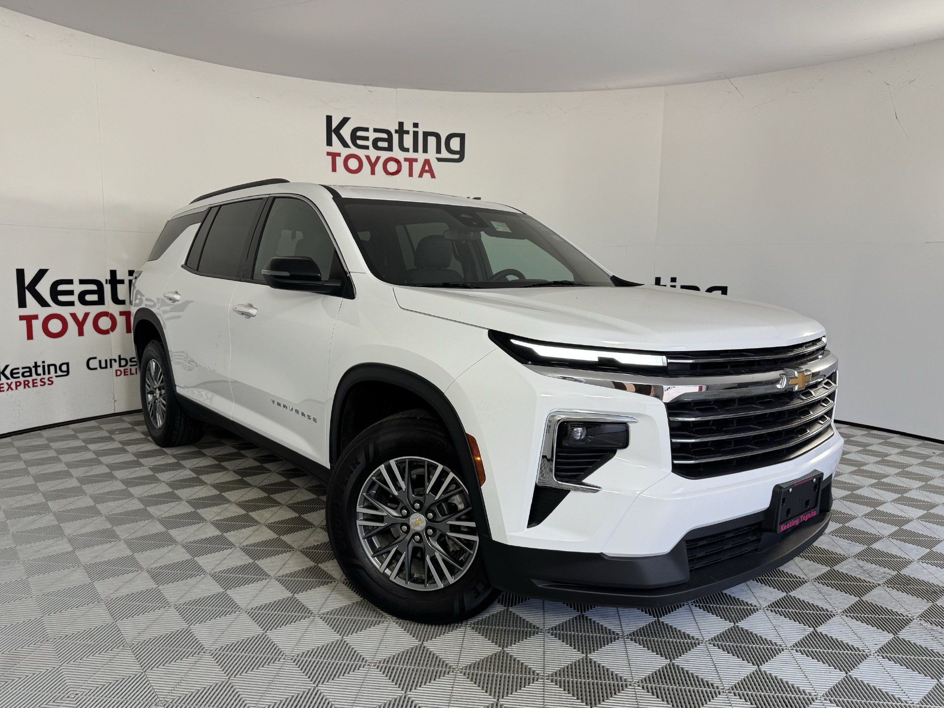 Used 2025 Chevrolet Traverse LT FWD image 2