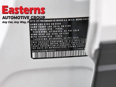 Used 2024 Volkswagen Tiguan SE image 34