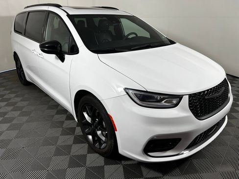 Used 2025 Chrysler Pacifica Limited FWD image 3