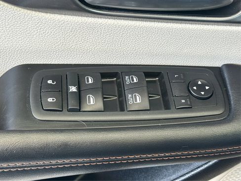 Used 2020 Chrysler Pacifica Touring-L FWD image 20