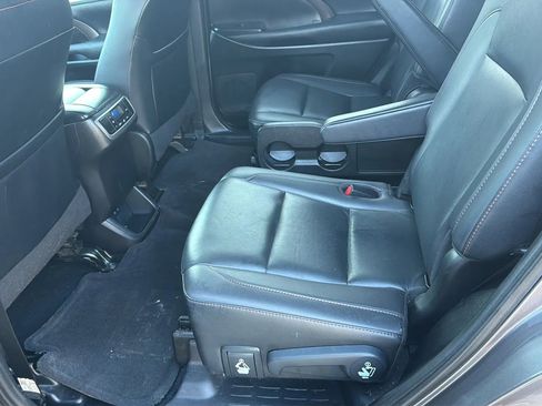 Used 2019 Toyota Highlander XLE image 20