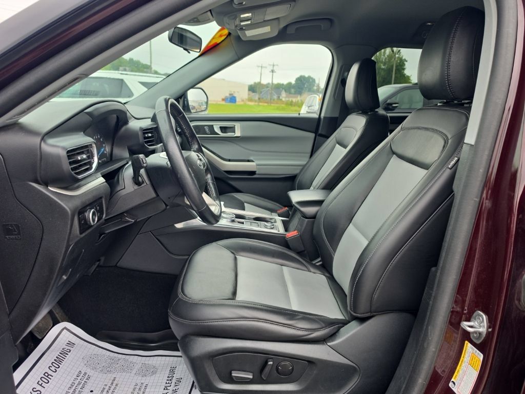 Used 2023 Ford Explorer XLT w/ Equipment Group 202A AWD/4WD image 14