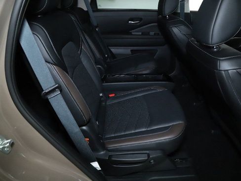 Certified 2024 Nissan Pathfinder Platinum image 38