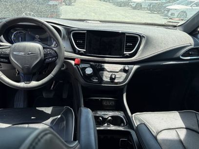 Used 2022 Chrysler Pacifica Limited w/ S Appearance Package