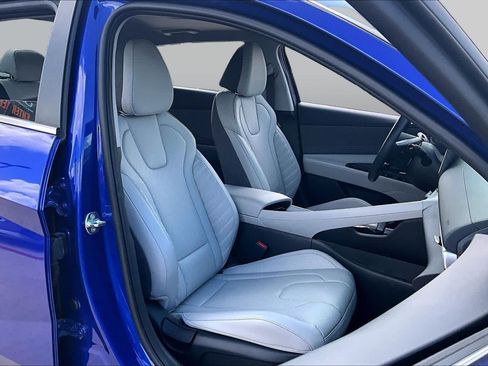 Certified 2025 Hyundai Elantra Limited FWD image 9