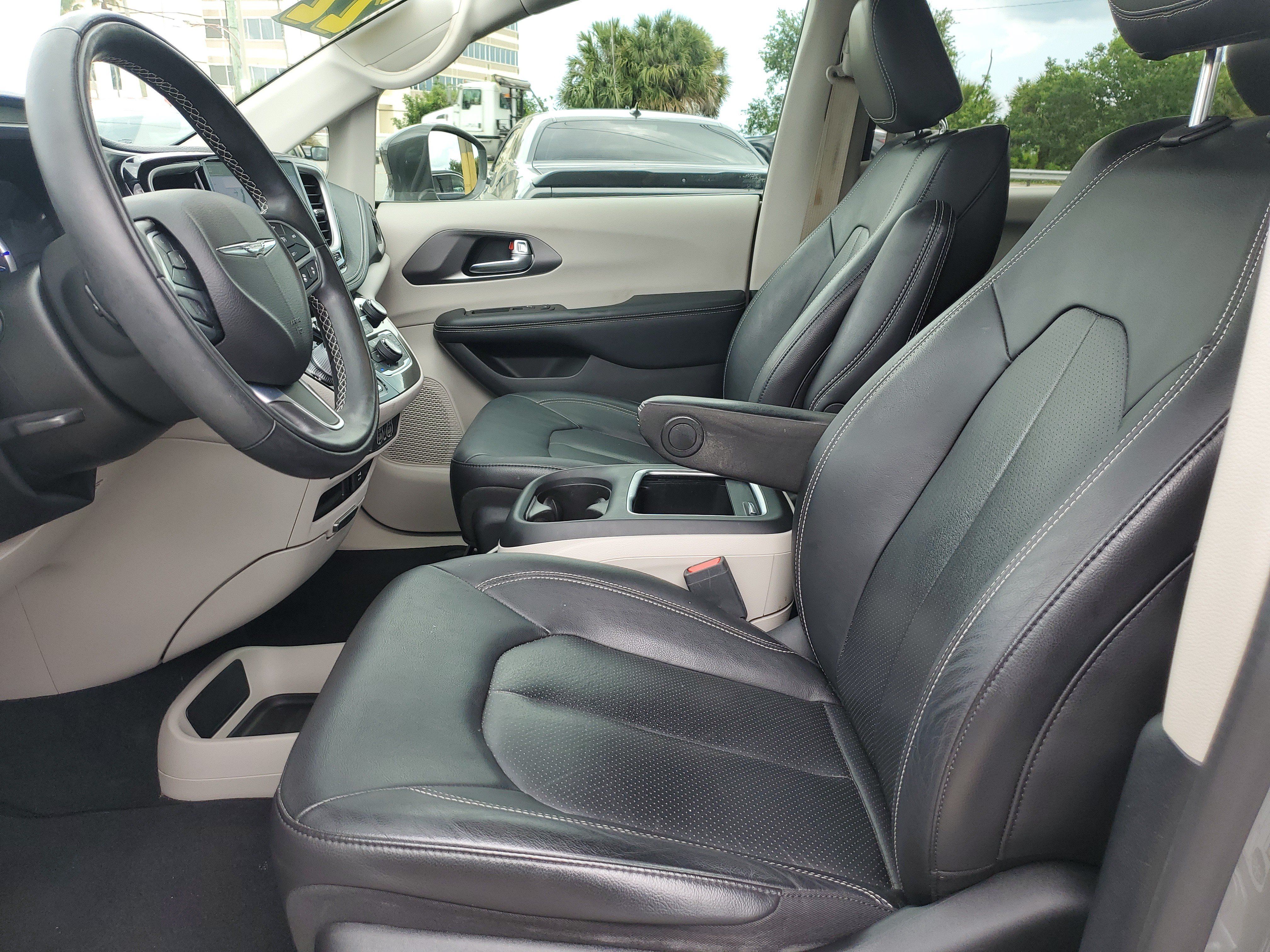Used 2022 Chrysler Pacifica Touring-L FWD image 14
