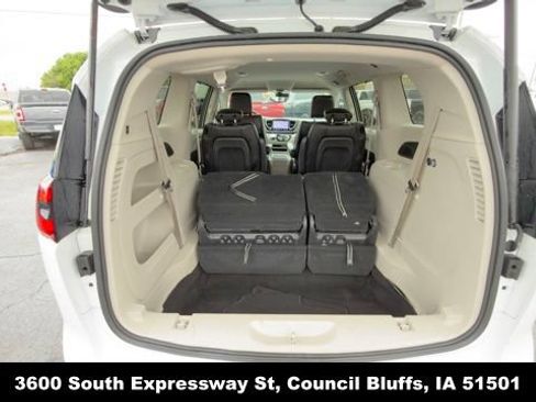 Used 2023 Chrysler Pacifica Touring-L FWD image 28