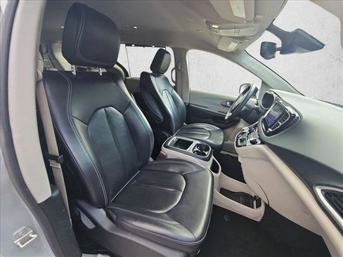 Used 2023 Chrysler Pacifica Touring-L FWD image 21