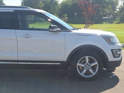 Used 2016 Ford Explorer XLT w/ Equipment Group 202A AWD/4WD image 4