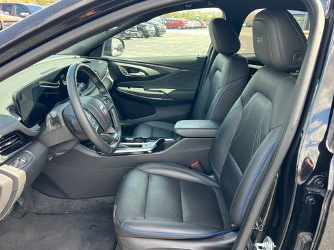 Certified 2024 Buick Envista Sport Touring w/ Convenience I Package FWD image 3