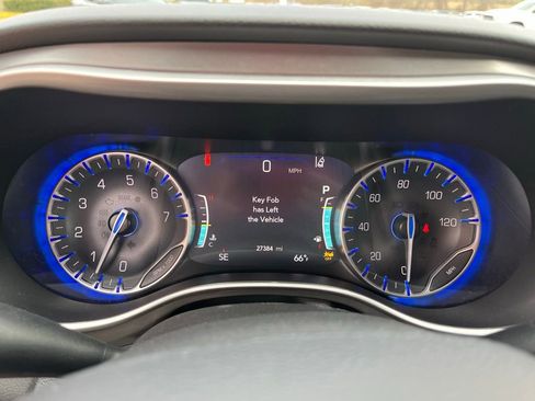 Used 2025 Chrysler Pacifica Select image 12