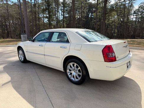 Used 2010 Chrysler 300 Touring image 3
