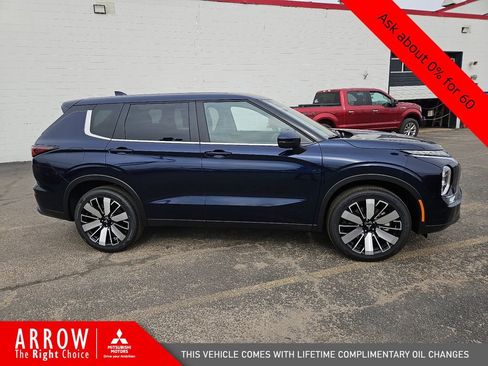 New 2025 Mitsubishi Outlander SE image 15