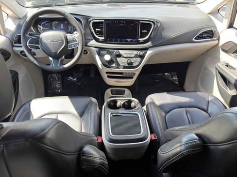 Used 2023 Chrysler Pacifica Touring-L FWD image 25