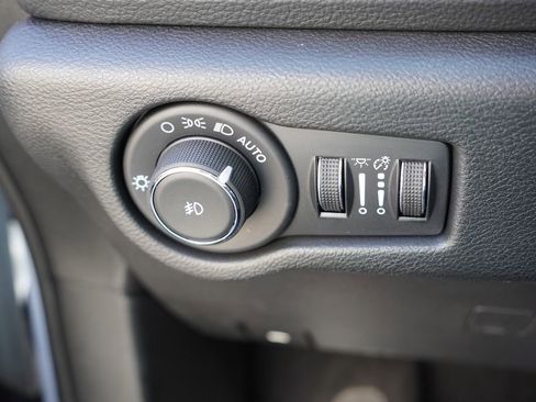 Certified 2024 Chrysler Pacifica Premium image 28