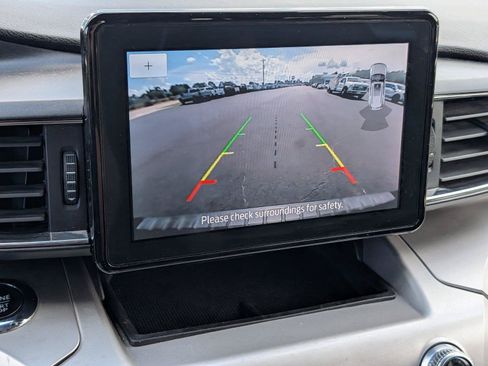 Used 2022 Ford Explorer XLT w/ Equipment Group 202A AWD/4WD image 17