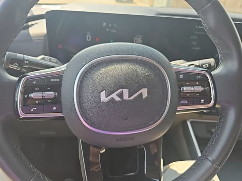 Used 2025 Kia Carnival FWD image 12